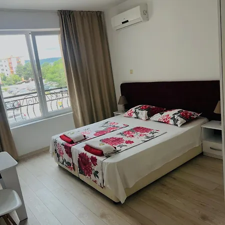 One-bedroom In Avenue Complex Apartment *